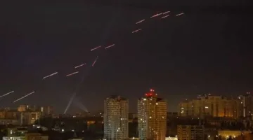 إصابة أشخاص في كييف جراء هجوم بطائرات مسيرة روسية