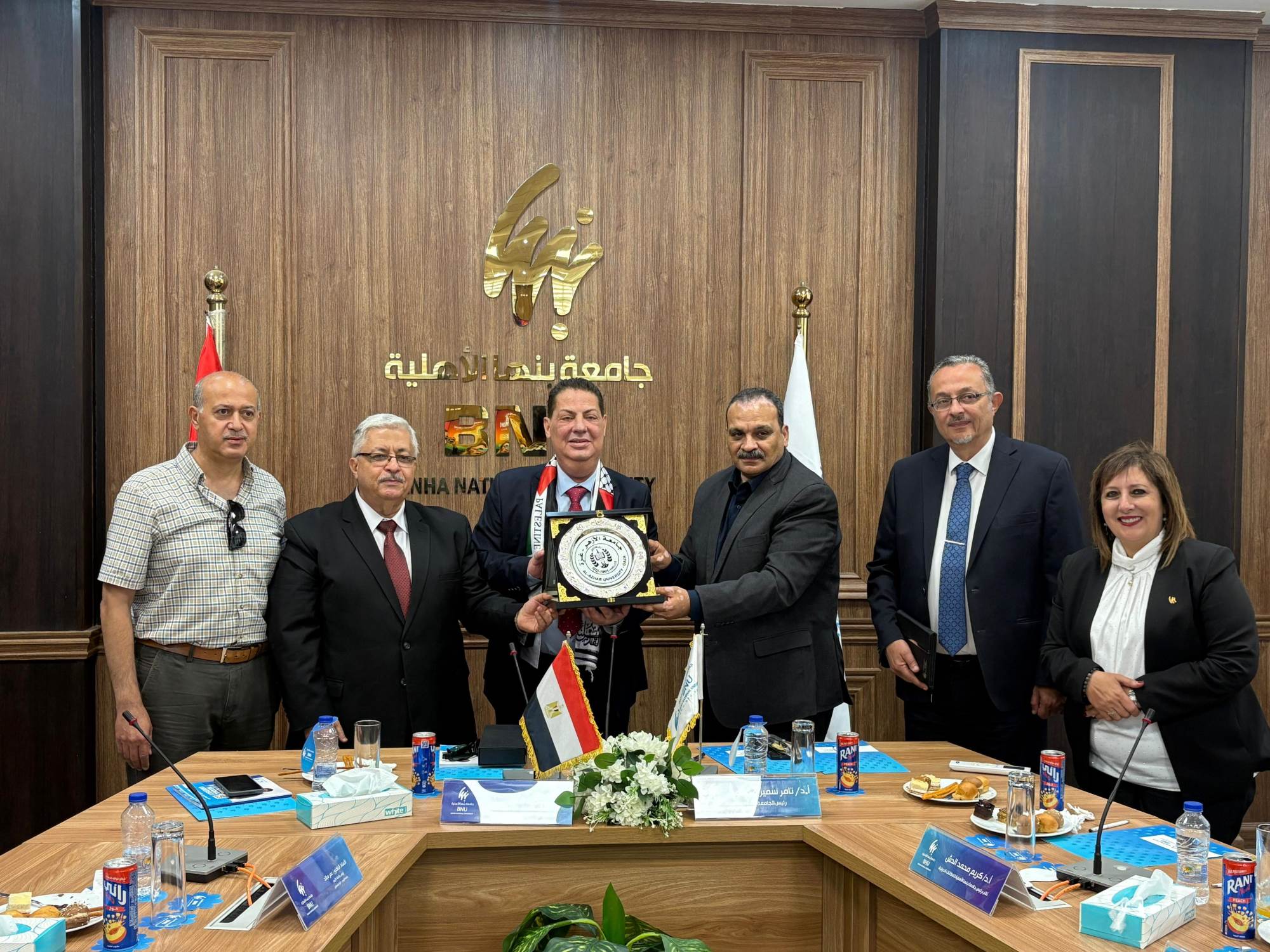 تسليم درع الجامعة