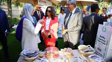 وزيرة التنمية المحلية وعميد كلية التعليم المستمر بالجامعة الأمريكية يزوران معرض “أيادي مصر”