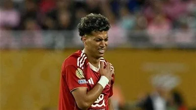 حسام حسن، مدرب المنتخب المصري، يساند إمام عاشور بعد تعرضه للإصابة في بداية كأس العالم للأندية. حسام حسن، مدرب المنتخب المصري، يساند إمام عاشور بعد تعرضه للإصابة في بداية كأس العالم للأندية.