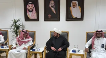 الشيخ المسعودي ينظم اجتماعاً لتيسير دخول الحجاج ويزور الحافلات عند الحدود.