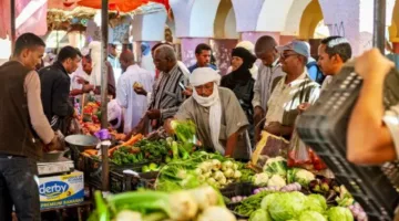 رجال الأمن يتسببون في اعتداء على بائع.. فيديو يثير غضب الجزائريين