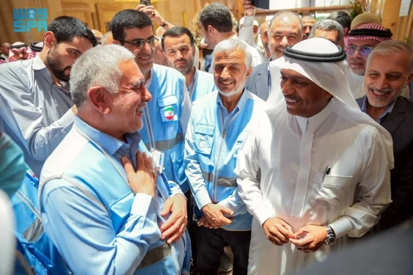 مشاط يزور مواقع إيواء الحجاج الإيرانيين في مكة مشاط يزور مواقع إيواء الحجاج الإيرانيين في مكة