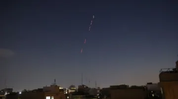إيران: الدفاعات الجوية تتصدى لأهداف معادية في سماء طهران ومناطق غربية أخرى