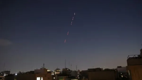 إيران: الدفاعات الجوية تتصدى لأهداف معادية في سماء طهران ومناطق غربية أخرى إيران: الدفاعات الجوية تتصدى لأهداف معادية في سماء طهران ومناطق غربية أخرى