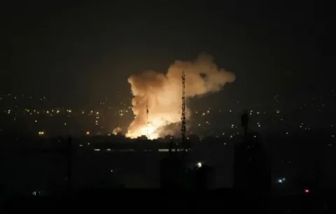غارات إسرائيلية على مفاعل نطنز النووي في إيران.. وواشنطن تعزز وجودها العسكري في الشرق الأوسط. غارات إسرائيلية على مفاعل نطنز النووي في إيران.. وواشنطن تعزز وجودها العسكري في الشرق الأوسط.