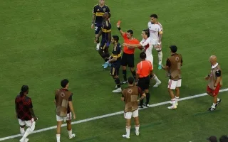 3 طرد و4 أهداف في مباراة قمة بين بوكا جونيورز وبنفيكا