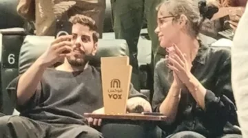 نور عمرو دياب تؤازر والدتها شيرين رضا في عرض خاص لفيلم “في عز الظهر”.. صور