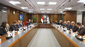 وزير البترول يجتمع بعدد من كبار الصحفيين ورؤساء التحرير وخبراء الاقتصاد والطاقة في مصر