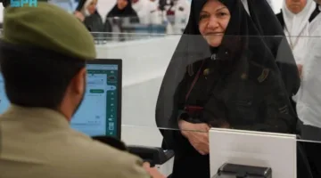 حرس الحدود يستمر في تقديم خدماته لتيسير عودة الحجاج القادمين من إيران عبر منفذ جديدة عرعر.