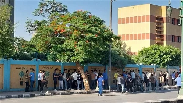 تدفق طلاب الثانوية العامة إلى لجان الامتحانات في أسيوط