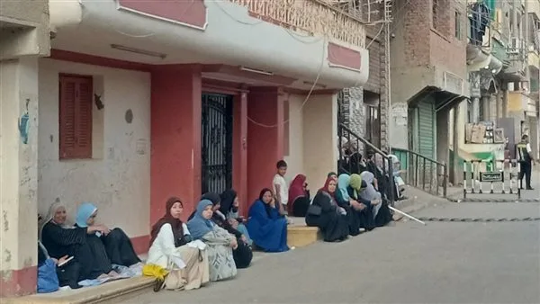أولياء الأمور يعتلون الأرض أمام مراكز امتحانات الثانوية العامة في الغربية أولياء الأمور يعتلون الأرض أمام مراكز امتحانات الثانوية العامة في الغربية