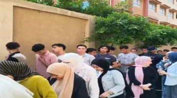 تحت إجراءات أمنية صارمة، وصول طلاب الثانوية العامة بالإسكندرية لأداء اختبار اللغة الأجنبية الثانية.