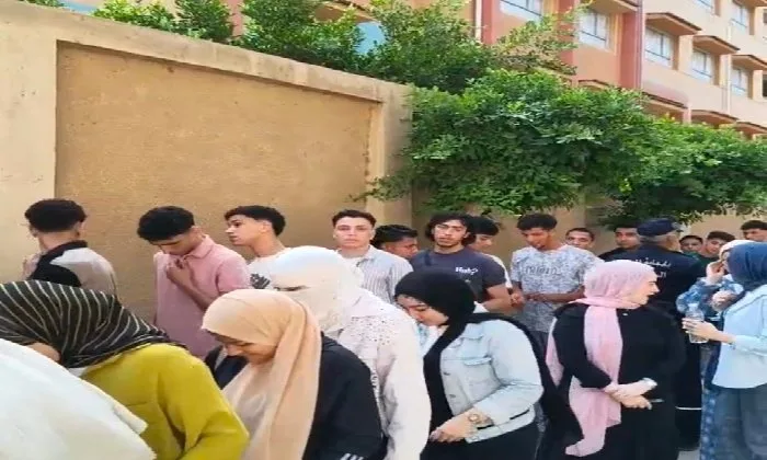 تحت إجراءات أمنية صارمة، وصول طلاب الثانوية العامة بالإسكندرية لأداء اختبار اللغة الأجنبية الثانية.