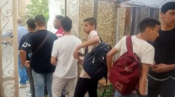 تفتيش طلاب الثانوية العامة باستخدام العصا الإلكترونية قبل دخول القاعات الامتحانية