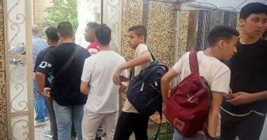 تفتيش طلاب الثانوية العامة باستخدام العصا الإلكترونية قبل دخول القاعات الامتحانية