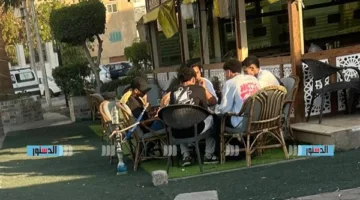 إقبال طلاب الثانوية العامة في الغردقة على المقاهي حول لجان الامتحانات