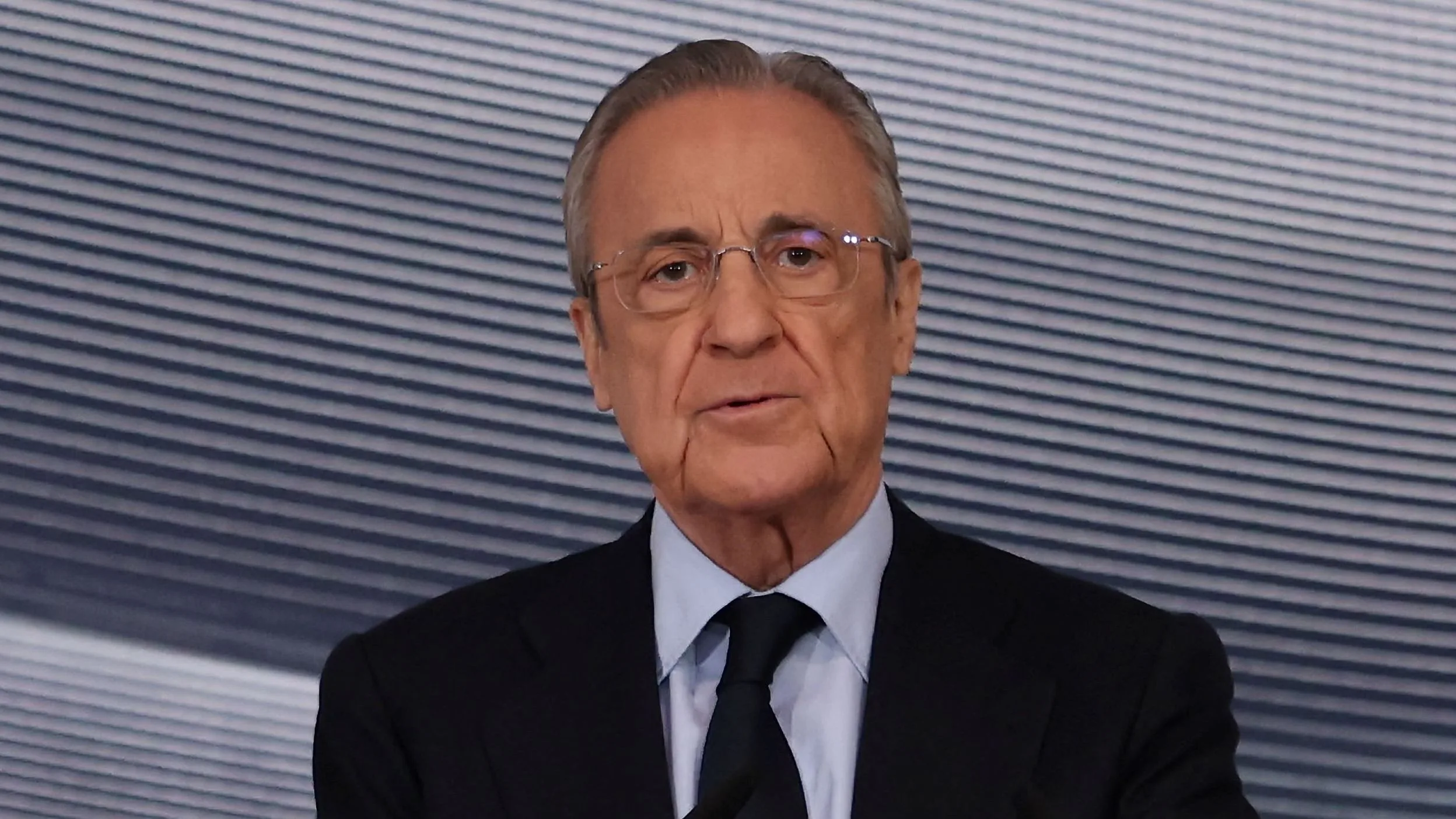 رئيس ريال مدريد يشجع لاعبيه قبل اللقاء مع الهلال رئيس ريال مدريد يشجع لاعبيه قبل اللقاء مع الهلال