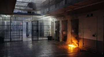 مقتل 4 نزلاء وإصابة 3 حراس جراء اختناق خلال حريق في سجن أوروجواي