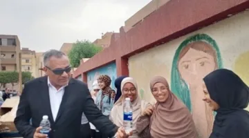مدير تعليم العبور يخفف حرارة الصيف على طلاب الثانوي بالمياه الباردة