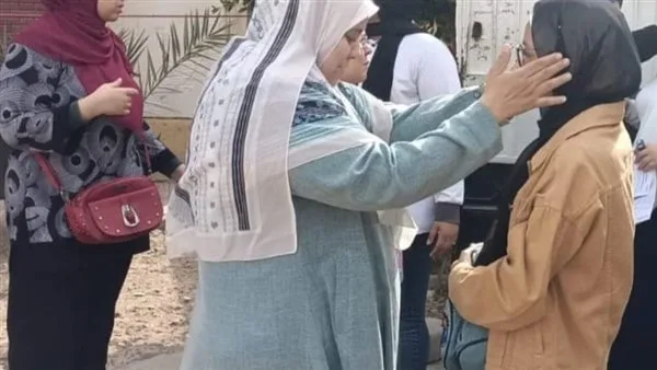 بدأت عملية تفتيش الطلاب عند اللجان واستمرت لمدة نصف ساعة بعد بدء الامتحان بدأت عملية تفتيش الطلاب عند اللجان واستمرت لمدة نصف ساعة بعد بدء الامتحان