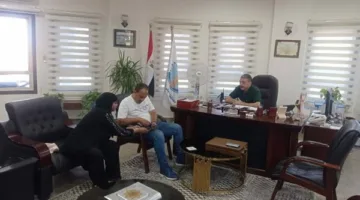 رئيس حي جنوب الغردقة يتناول شكاوى المواطنين خلال لقاء أسبوعي مباشر