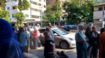 القرآن والدعوات أمام اللجان.. أولياء الأمور يدعمون طلاب الثانوية في حلوان (بث مباشر)
