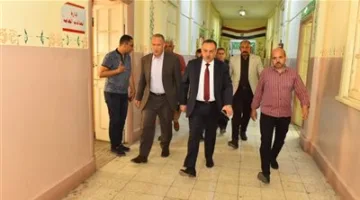 محافظ أسيوط يزور المصابين في حادث انقلاب الميكروباص عند مدخل الطريق الصحراوي الغنايم للاطمئنان على صحتهم