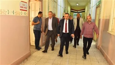محافظ أسيوط يزور المصابين في حادث انقلاب الميكروباص عند مدخل الطريق الصحراوي الغنايم للاطمئنان على صحتهم