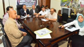 محافظ أسيوط يعلن عن سلامة مراقبي الثانوية عقب حادث انقلاب حافلة صغيرة
