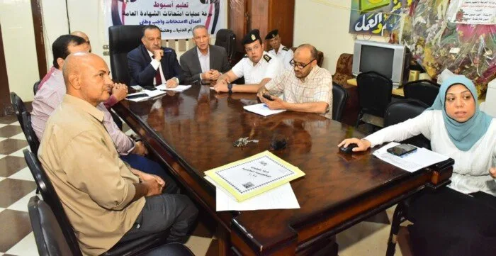 محافظ أسيوط يعلن عن سلامة مراقبي الثانوية عقب حادث انقلاب حافلة صغيرة محافظ أسيوط يعلن عن سلامة مراقبي الثانوية عقب حادث انقلاب حافلة صغيرة