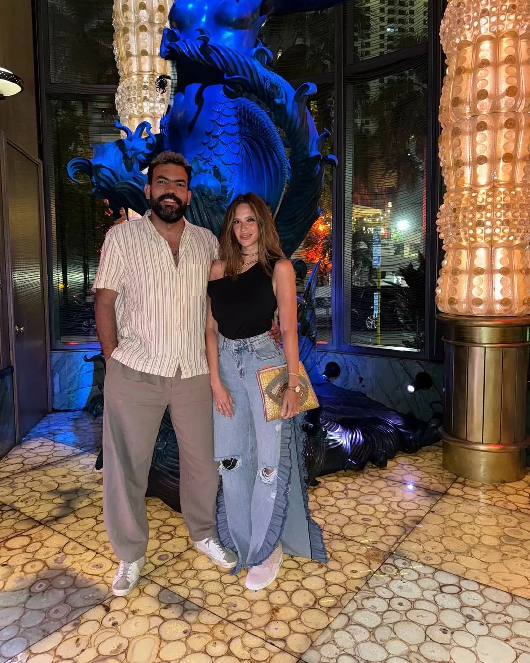زوجة خالد عليش تثير الجدل بارتدائها بنطلون ممزق زوجة خالد عليش تثير الجدل بارتدائها بنطلون ممزق
