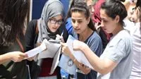 أولياء أمور الطلاب في مصر يلاحظون شعوراً إيجابياً في اليوم الثاني من امتحانات الثانوية العامة 2025
