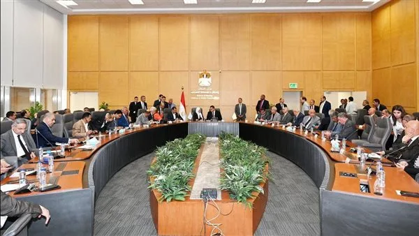 وزير الإسكان يجتمع دورياً مع مجموعة من أعضاء مجلسي النواب والشيوخ وزير الإسكان يجتمع دورياً مع مجموعة من أعضاء مجلسي النواب والشيوخ