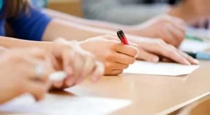 الثانوية العامة: «وزير التعليم» يقرر تعويض الوقت المهدور أثناء توزيع أوراق الاختبارات الثانوية العامة: «وزير التعليم» يقرر تعويض الوقت المهدور أثناء توزيع أوراق الاختبارات