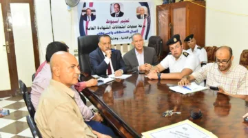محافظ أسيوط يزور المصابين من مراقبي الثانوية العامة في حادث انقلاب الميكروباص ويطمئن على حالتهم