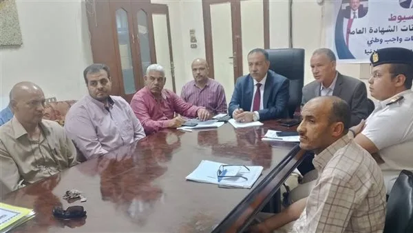 محافظ أسيوط يرصد امتحانات الثانوية العامة من مركز العمليات