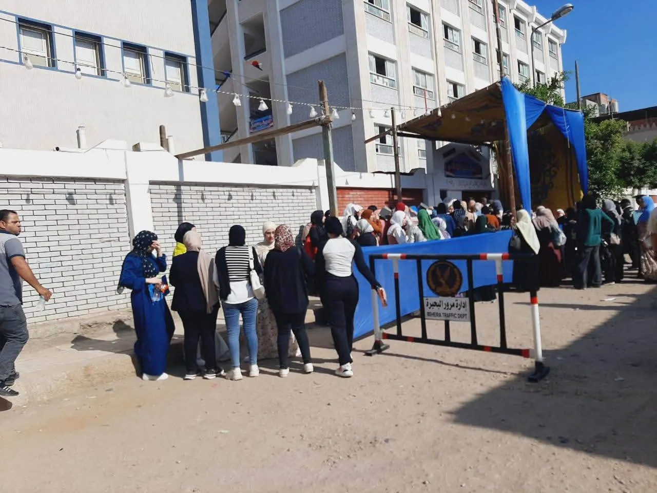 احتفال كبير بين طلاب الثانوية العامة في البحيرة بعد تسهيل امتحان اللغة الفرنسية احتفال كبير بين طلاب الثانوية العامة في البحيرة بعد تسهيل امتحان اللغة الفرنسية