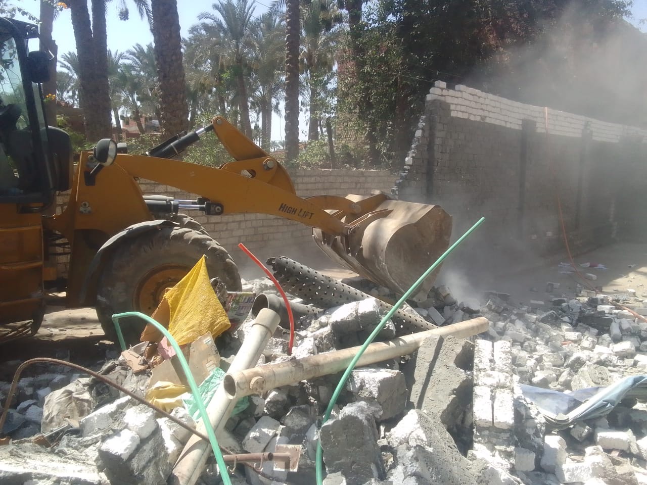 إزالة 27 حالة بناء غير قانونية وتعدٍ على ممتلكات الدولة في قرى البدرشين إزالة 27 حالة بناء غير قانونية وتعدٍ على ممتلكات الدولة في قرى البدرشين