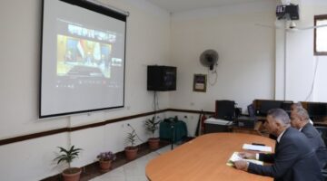 عبر الفيديو كونفرنس.. محافظ أسوان يتحدث مع وزير التعليم: “امتحانات الثانوية تحت السيطرة ولا توجد مشكلات”