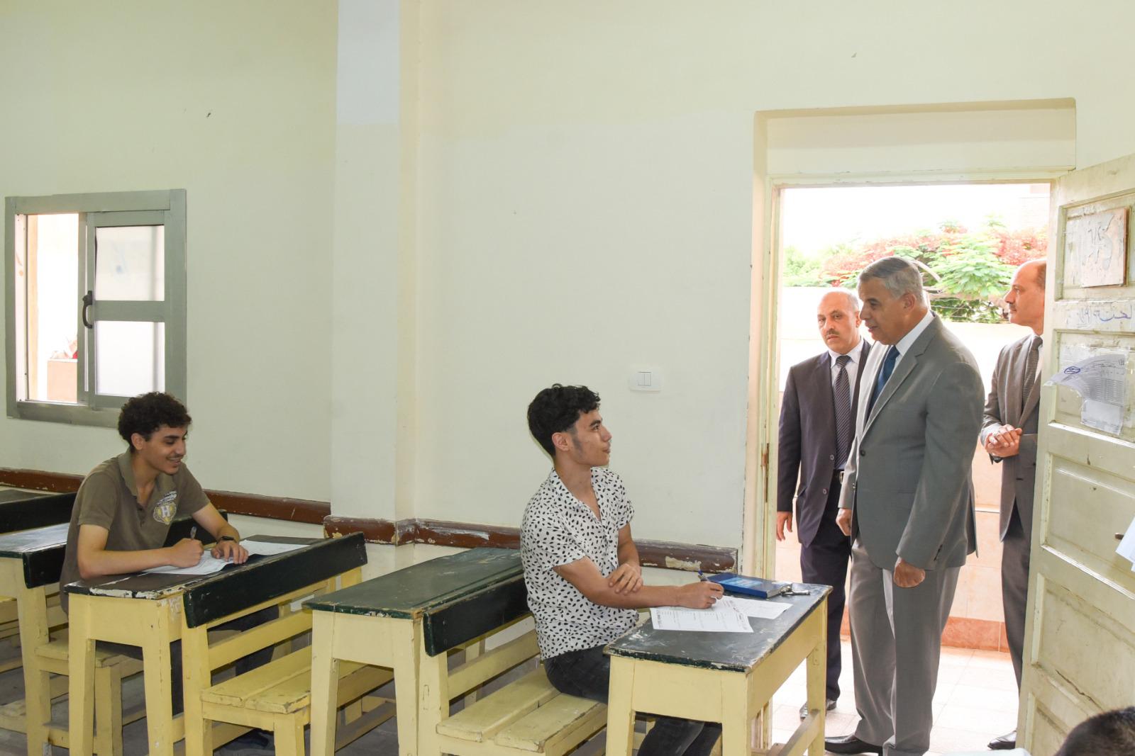 الثانوية العامة 2025: محافظ الإسكندرية يتابع تقدم الامتحانات | صور الثانوية العامة 2025: محافظ الإسكندرية يتابع تقدم الامتحانات | صور