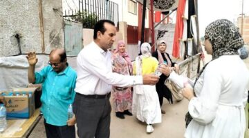 “كوم حمادة” تقدم زجاجات مياه معدنية لطلاب الثانوية لمساعدتهم في تخفيف ضغط الامتحانات.