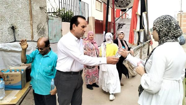 “كوم حمادة” تقدم زجاجات مياه معدنية لطلاب الثانوية لمساعدتهم في تخفيف ضغط الامتحانات.