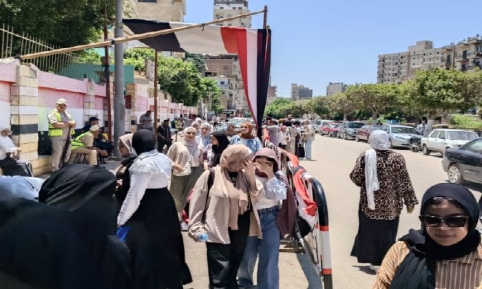 طلاب الثانوية العامة يغادرون القاعات بعد انتهاء اليوم الثاني من الامتحانات طلاب الثانوية العامة يغادرون القاعات بعد انتهاء اليوم الثاني من الامتحانات