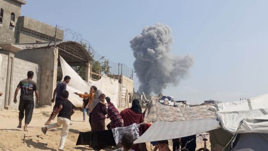 استشهاد أربعة فلسطينيين وإصابة آخرين نتيجة قصف الاحتلال الإسرائيلي لمخيم نازحين في مواصي خان يونس استشهاد أربعة فلسطينيين وإصابة آخرين نتيجة قصف الاحتلال الإسرائيلي لمخيم نازحين في مواصي خان يونس
