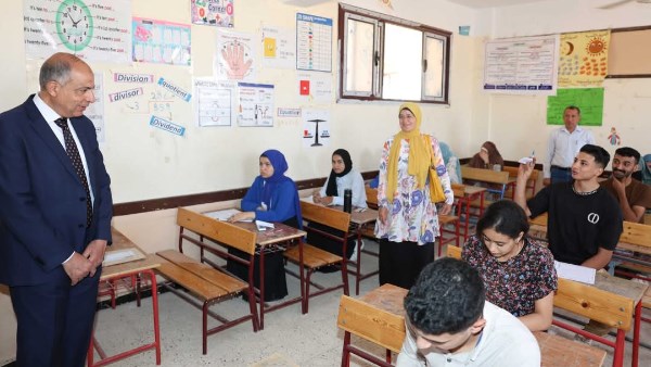 في اليوم الثاني من امتحانات الثانوية العامة.. اللغة الأجنبية الثانية تدخل الفرح على وجوه الطلاب في المحافظات في اليوم الثاني من امتحانات الثانوية العامة.. اللغة الأجنبية الثانية تدخل الفرح على وجوه الطلاب في المحافظات