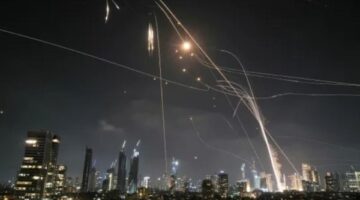 شاهد: مقطع فيديو يُظهر استهداف المراكز الاستخباراتية الإسرائيلية بواسطة صواريخ إيرانية