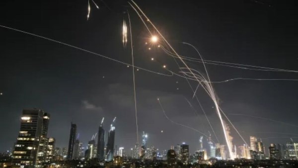شاهد: مقطع فيديو يُظهر استهداف المراكز الاستخباراتية الإسرائيلية بواسطة صواريخ إيرانية شاهد: مقطع فيديو يُظهر استهداف المراكز الاستخباراتية الإسرائيلية بواسطة صواريخ إيرانية