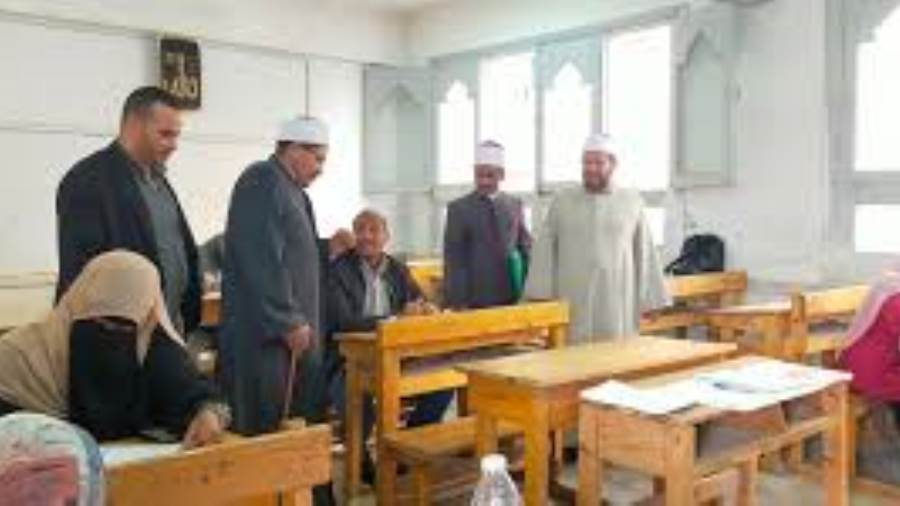 مدير منطقة أسوان الأزهرية يقدم التهاني لطالبة اجتازت اختبارات بمستشفى 57357 مدير منطقة أسوان الأزهرية يقدم التهاني لطالبة اجتازت اختبارات بمستشفى 57357