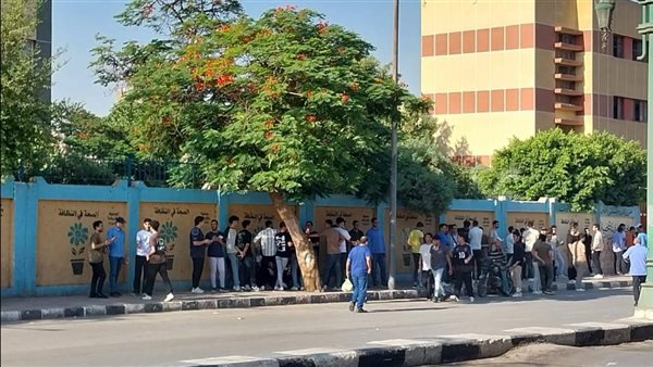 “الفرنسي” يُدخل السرور على طلاب أسيوط.. امتحان سهل وفيه وقت كافٍ للمراجعة. “الفرنسي” يُدخل السرور على طلاب أسيوط.. امتحان سهل وفيه وقت كافٍ للمراجعة.